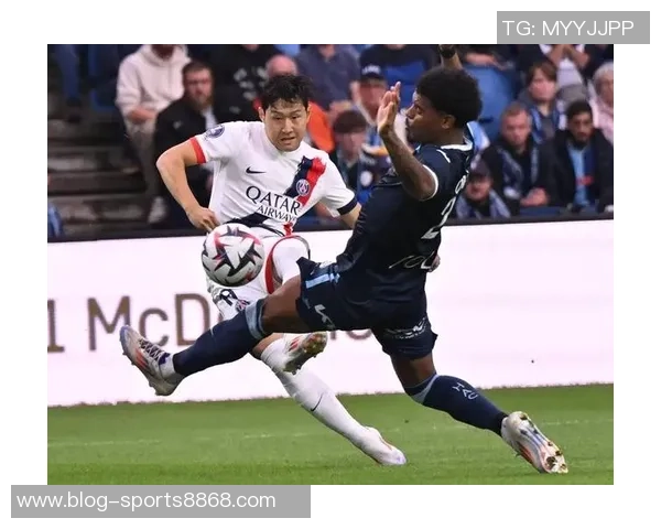 巴黎圣日耳曼球迷热烈庆祝李刚仁与阿什拉夫荣获大奖